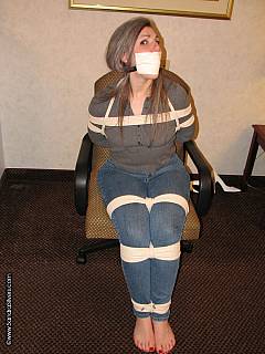 Rope-tied plumper is posing wearing jeans in this scene